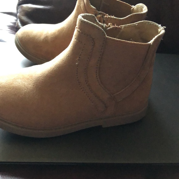 Tucker + Tate. Nova Chelsea Bootie A convenient side zip closure and elastic - Picture 3 of 3